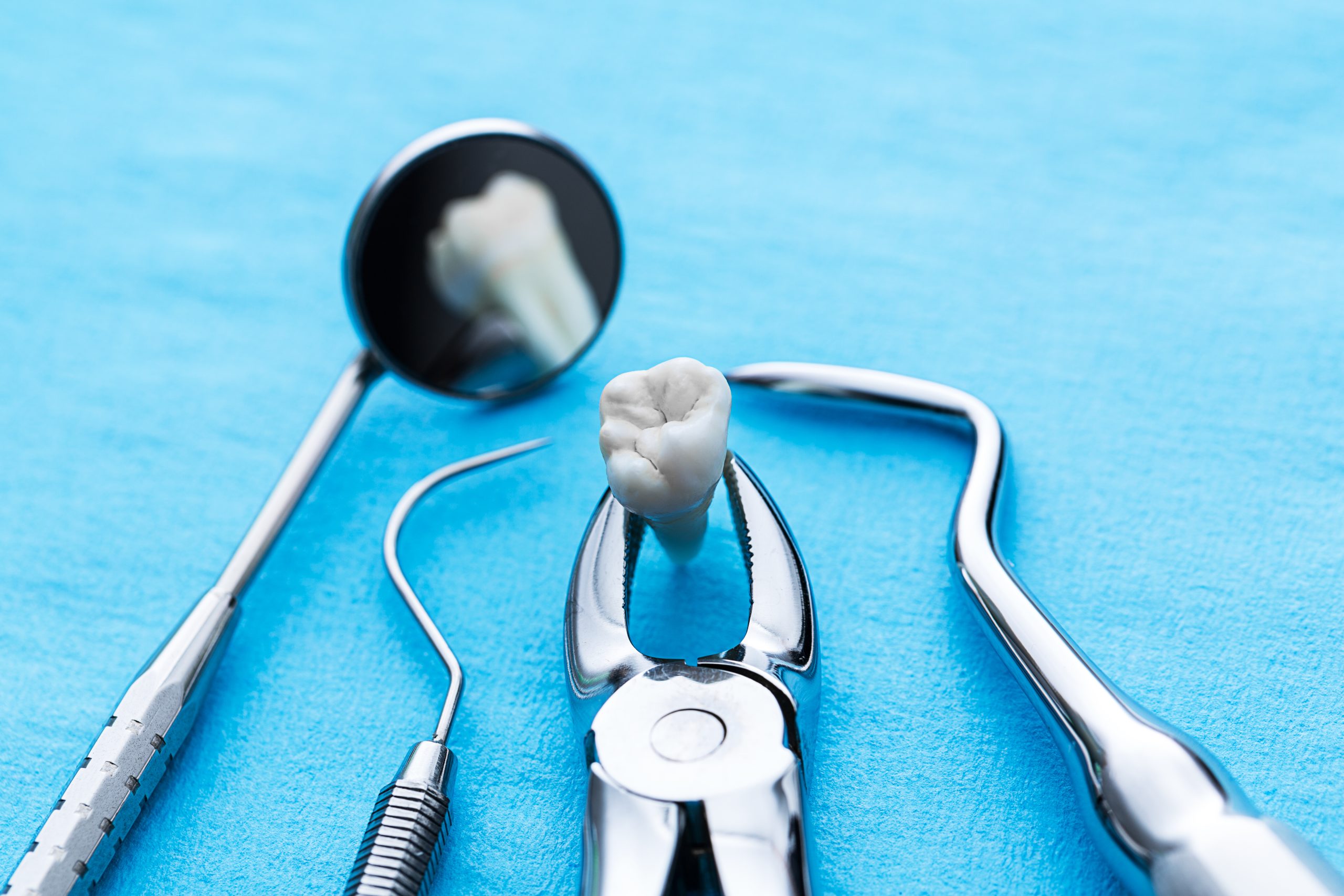 Tooth extraction. Хирургическая стоматология. Хирургия стоматология. Стоматологические инструменты.